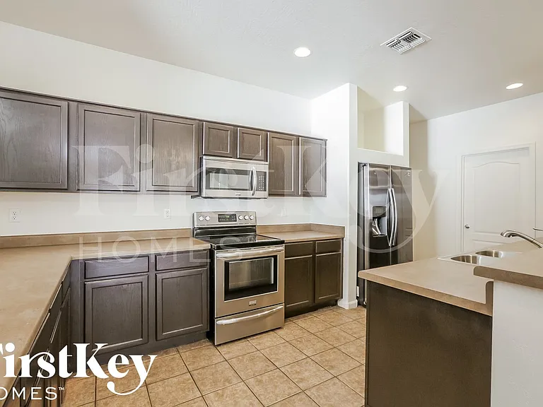 17363 W Elaine Dr — Photo 5