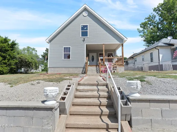 1117 Oak St, Carthage, MO 64836