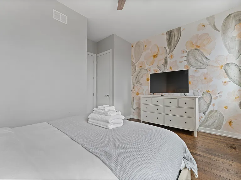 2437 W Jackson Blvd — Photo 22