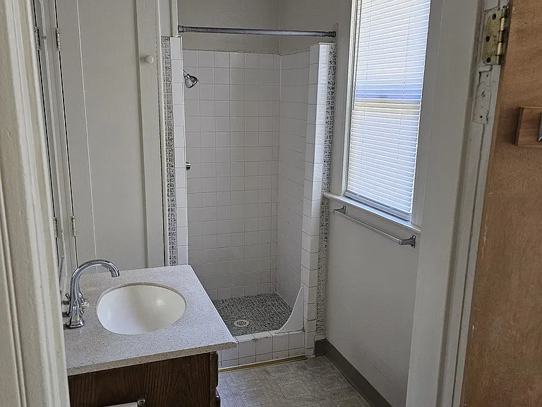 406 W 6th St #3 — Photo 5