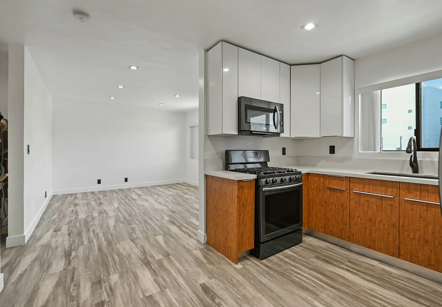 830 Bartlett St — Photo 4