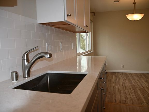 5th image of 130 Coleridge Ave