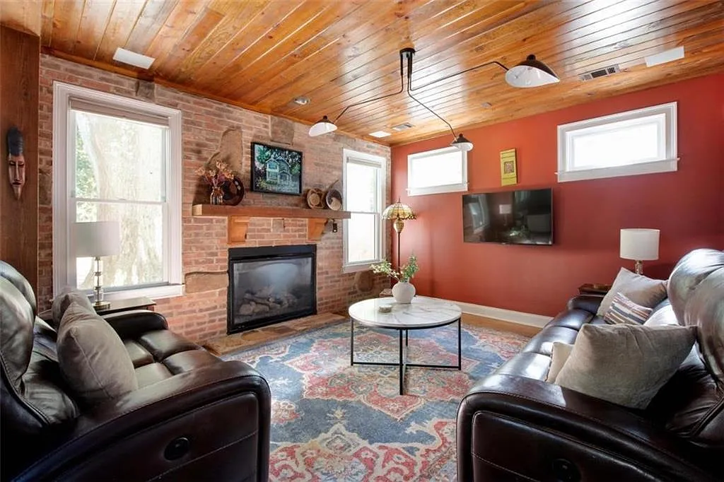 3 bed, 3.0 bath, 2016 sqft, $8,100 — Photo 3