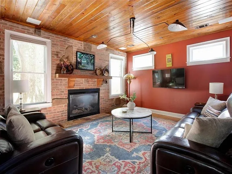 2330 1st Ave NE — Photo 3