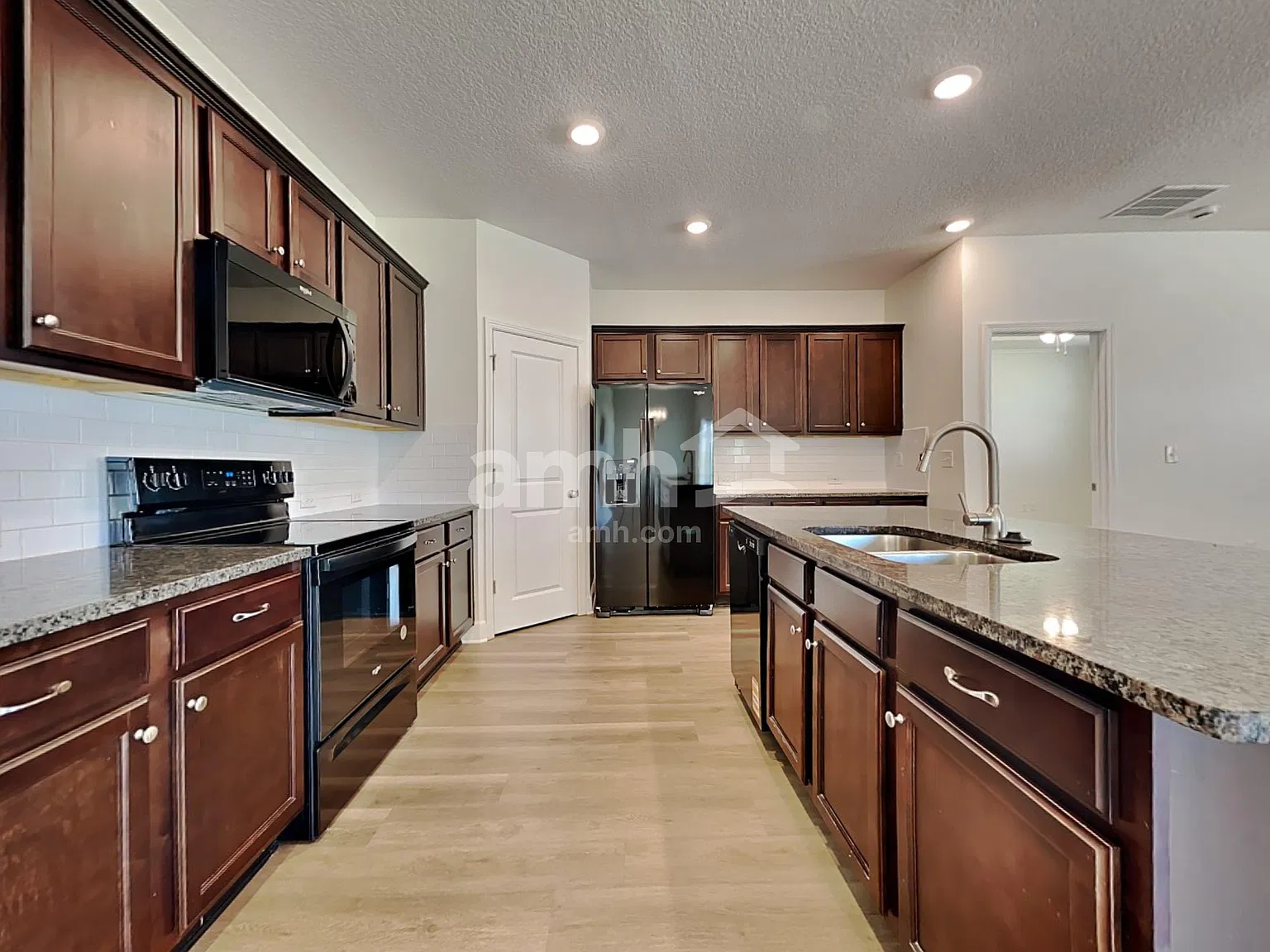 5 bed, 3.0 bath, 2215 sqft, $2,475 — Photo 3