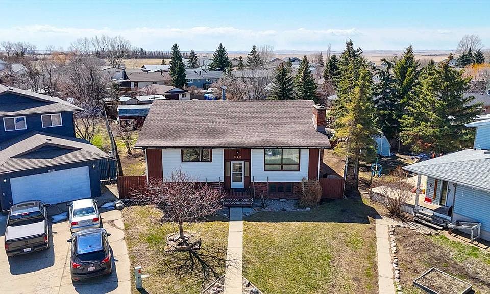 1st image of 640 NE McCulloch Cres