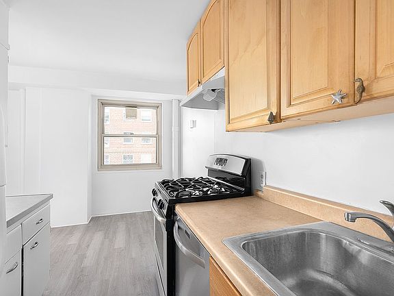 5th image of 70 La Salle St APT 11F