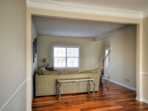 5th image of 300 Ashington Dr