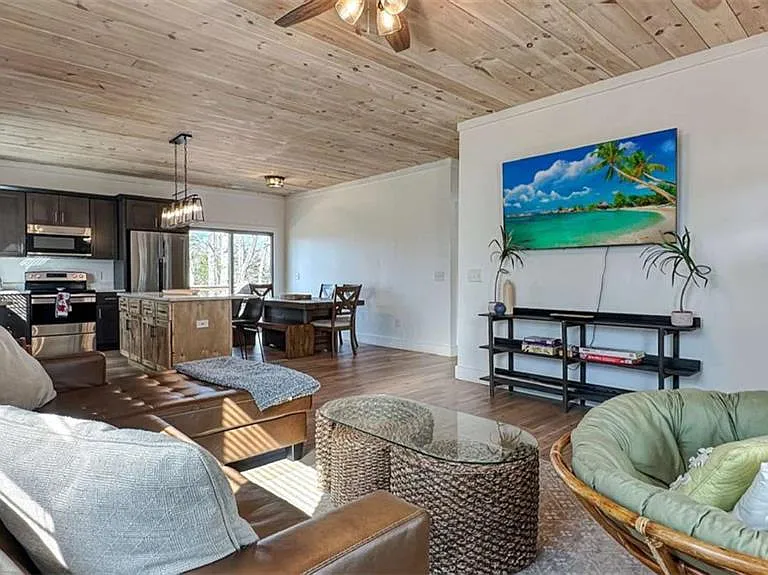 360 Prince Dr — Photo 4