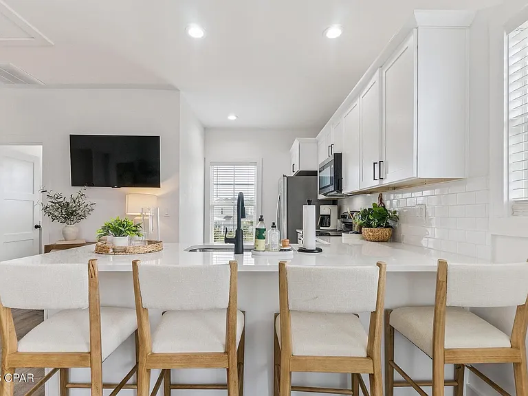 211 Cicero St — Photo 4