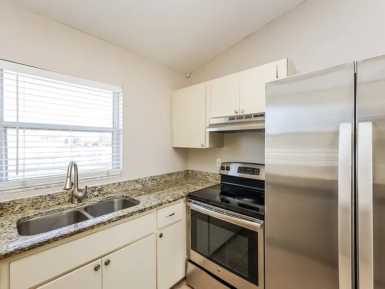 2123 NE 4th Pl — Photo 9