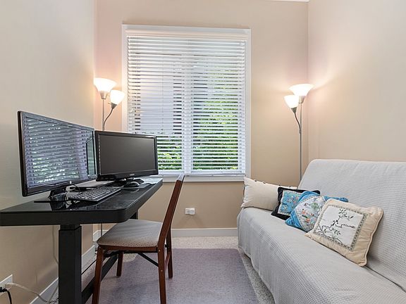 Flexible floor plan, 1st floor bedroom or den