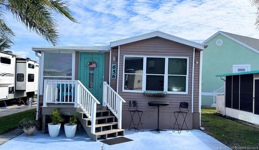 1st image of 656 Nettles Blvd