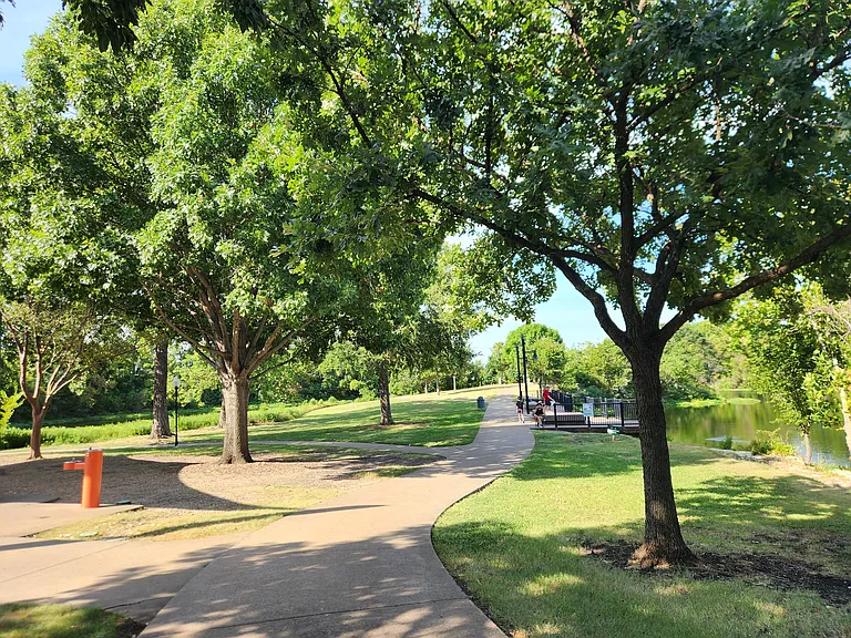 Bethany Lakes Park is 3-5 minutes from home and is one of Allen's most beautiful parks. Features Ponds, fishing, walking trails, exercise area, kids jungle gym and amphitheater/events and more.