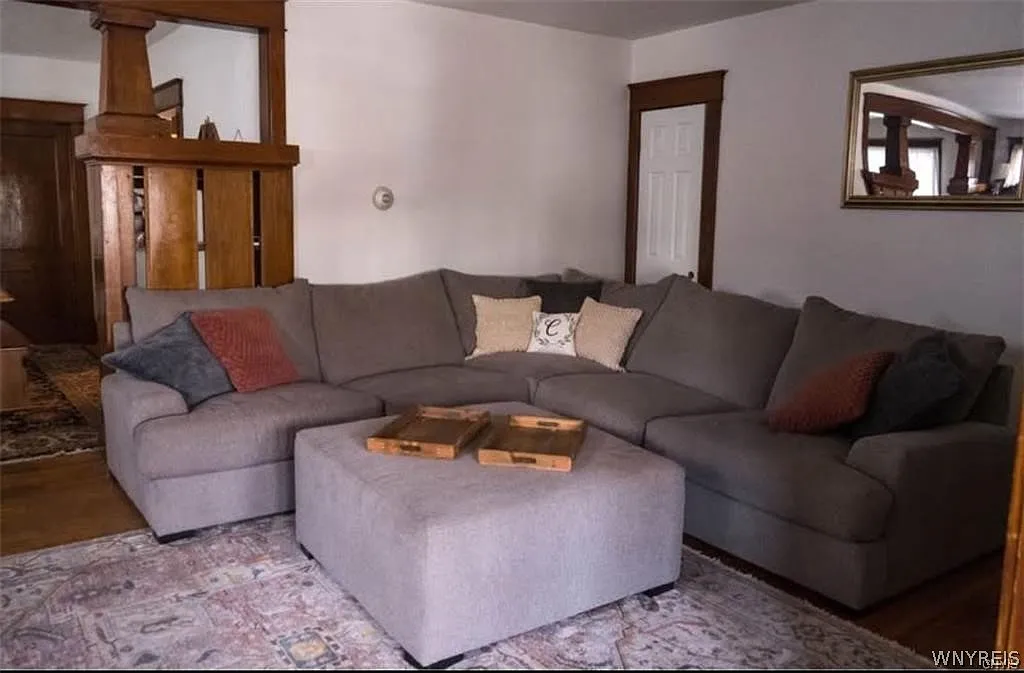 3 bed, 1.0 bath, 2560 sqft, $1,750 — Photo 3