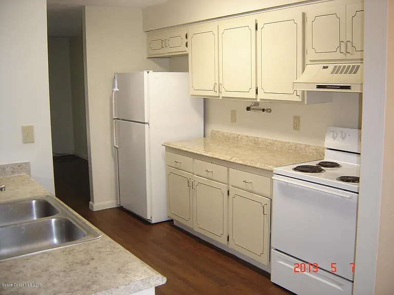 292 W Towne Pl — Photo 2