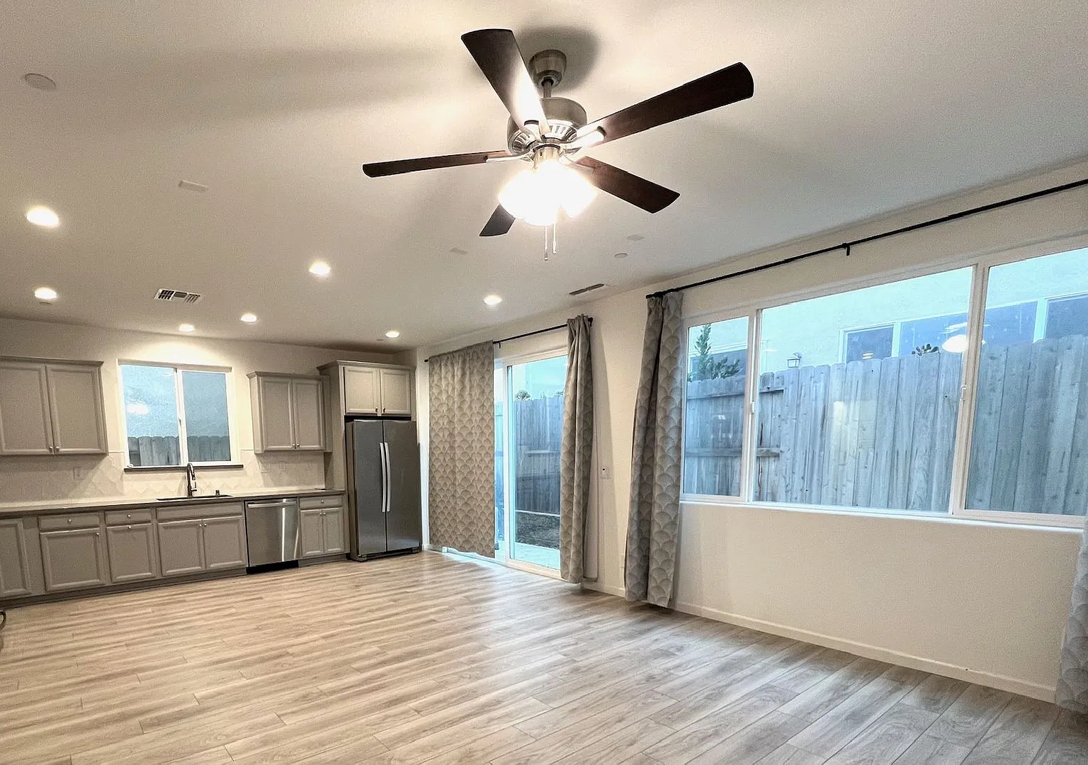 Clean 3 Bedroom 2-1/2 Bathroom Bi-Level Sacramento Home For Lease — Photo 4