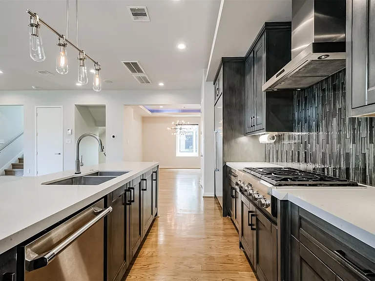 711 W Clay St — Photo 17