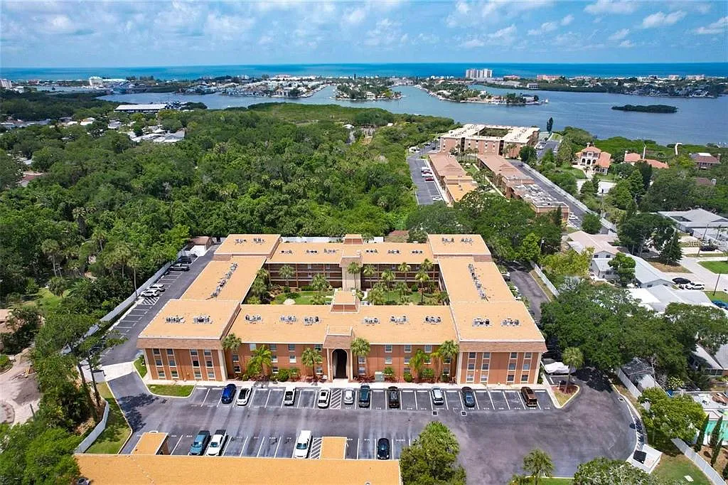 1 bed, 1.0 bath, 747 sqft, $1,750 — Photo 1
