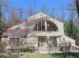 8 Essex Ct, Farmington, CT 06032