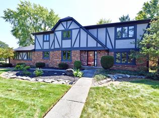 10813 Lakeshore Dr W, Carmel, IN