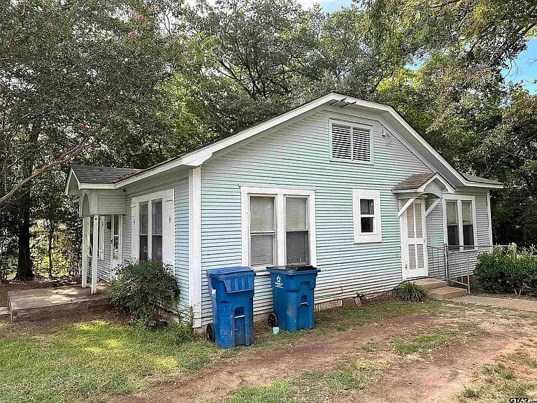 305 E Bradford St — Photo 9