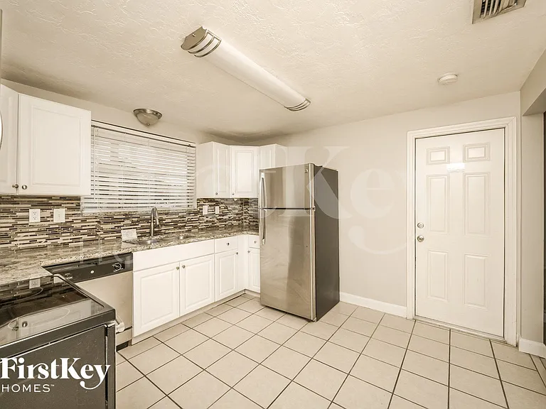 8215 Winthrop Dr — Photo 5