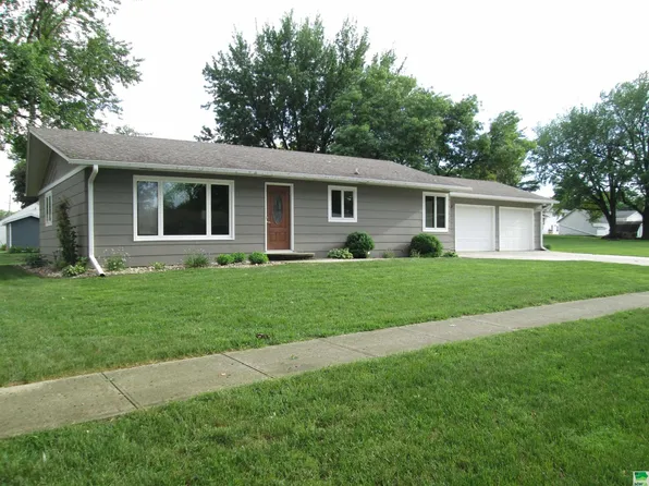 1190 Kahler Ct, Sheldon, IA 51201
