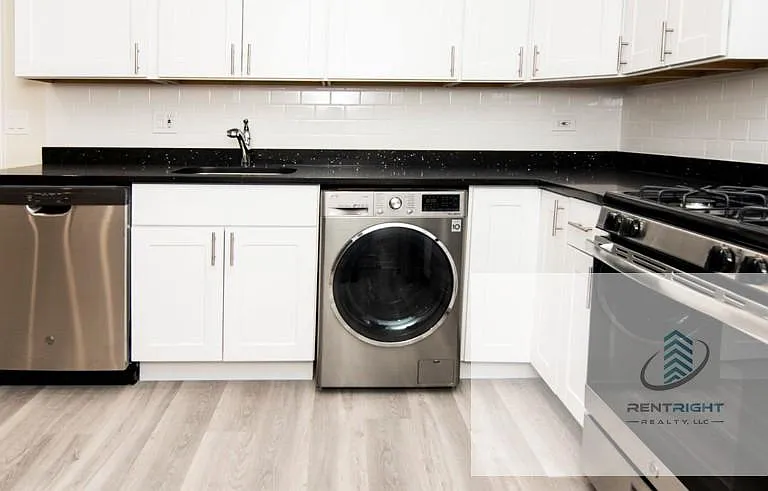 646-48 W Roscoe St #646 — Photo 2