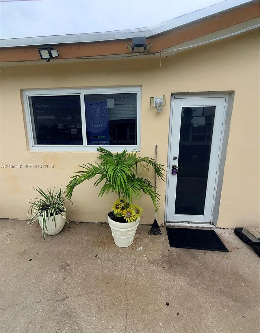 Lauderdale Lakes Northgat — Photo 2