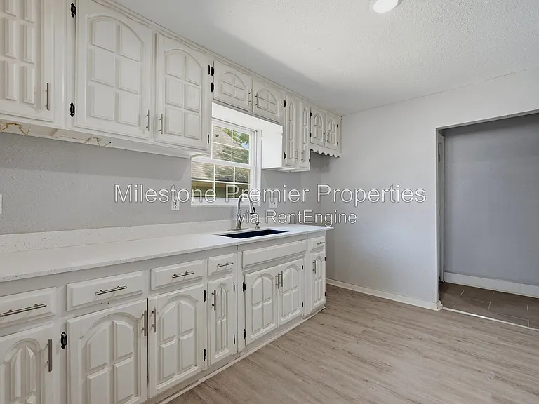 215 W Walker St — Photo 8