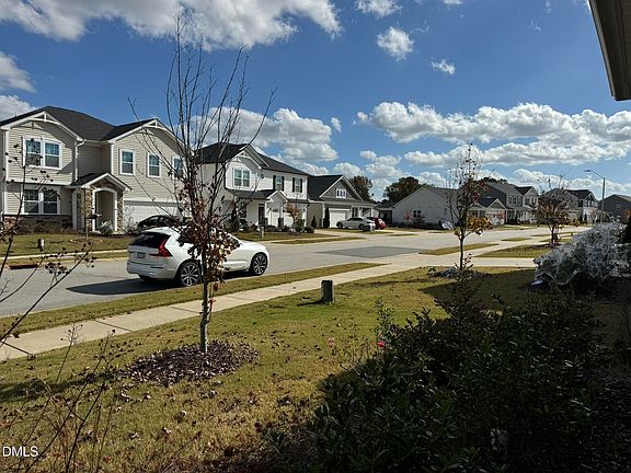 3rd image of 913 Briar Gate Dr
