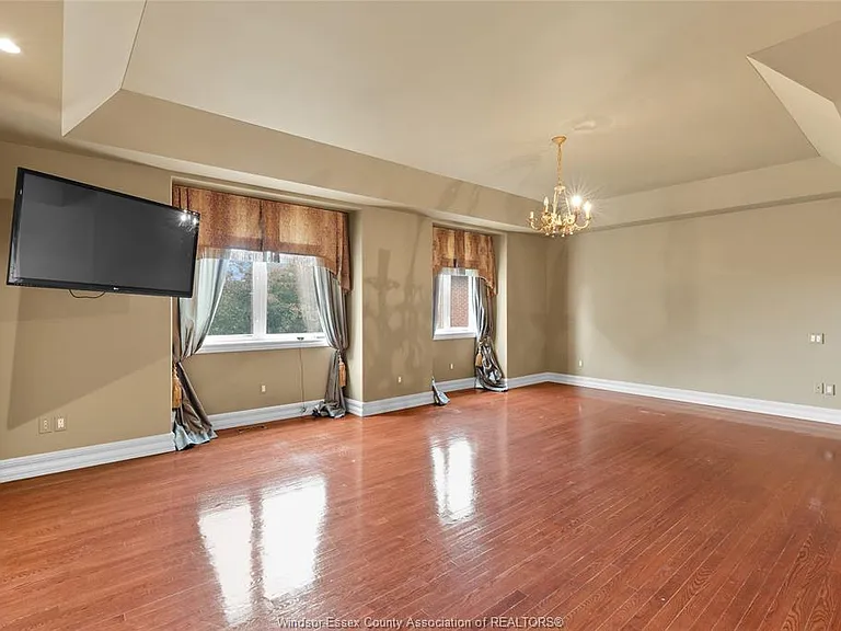 1585 Stoneybrook Cres — Photo 25