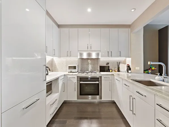 50 Riverside Boulevard image 4 of 17