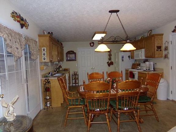 5th image of 812 Thorn Trace Dr