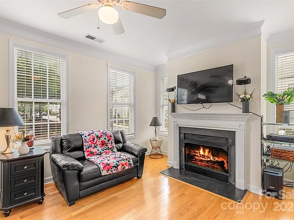 5th image of 252 Welton Way