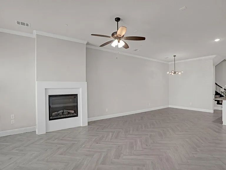 1914 Melinda Ln — Photo 4