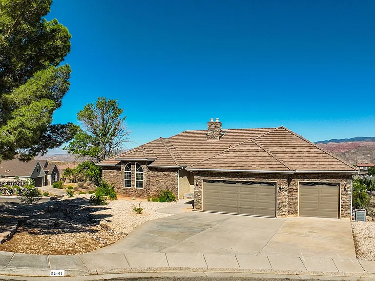 2541 W Spilsbury Ct — Photo 2