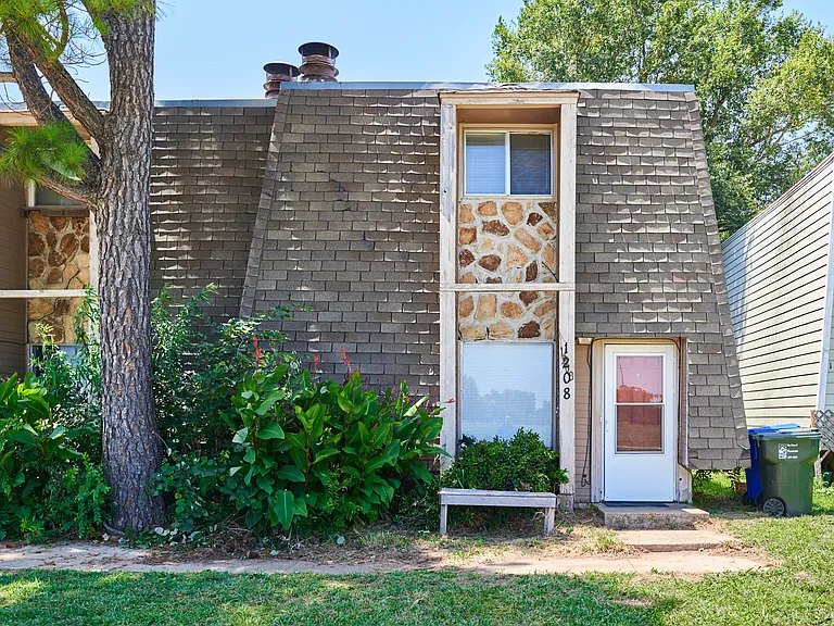 1208 Northcliff Ave — Photo 1