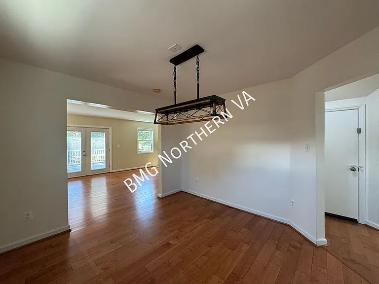 1909 Rollins Dr — Photo 9