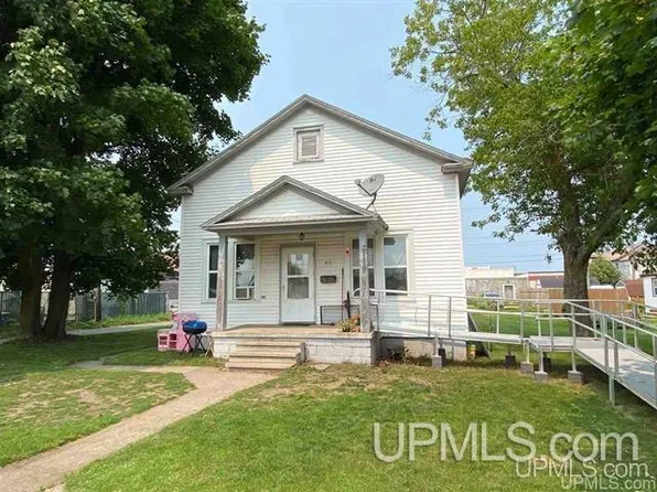 914 Minnesota Ave, Gladstone, MI 49837