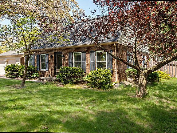 3rd image of 885 Oakridge Dr