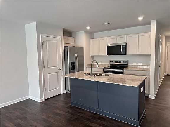 3rd image of 21 Silver Leaf Ln