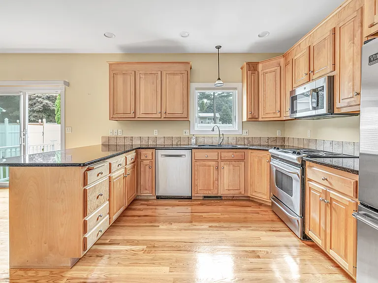 36 Pawtucket Ave — Photo 8