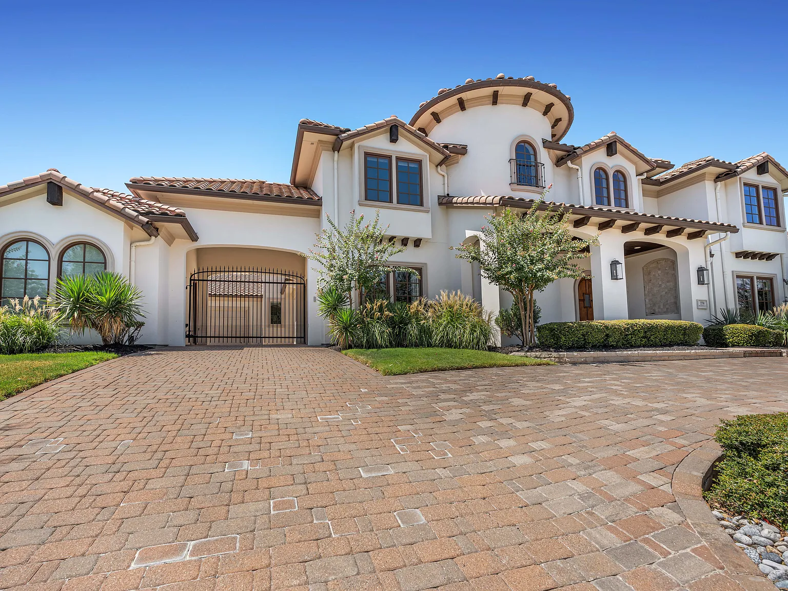 5 bed, 5726 sqft, $11,500 — Photo 4