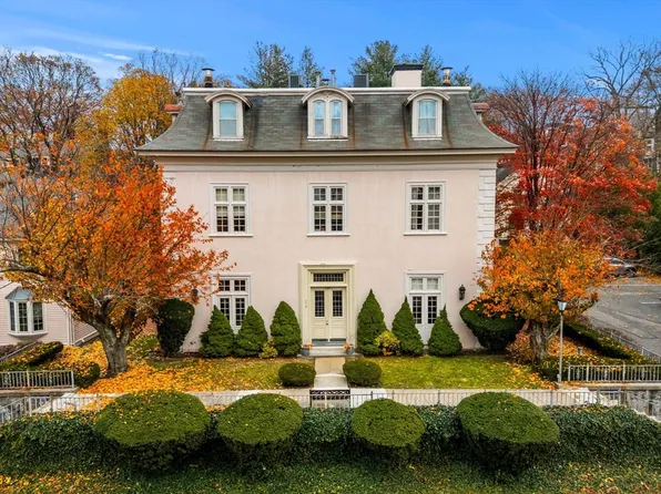 216 Nesmith St APT 2, Lowell, MA 01852