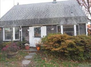 12 Hickory Ln, Levittown, NY 11756