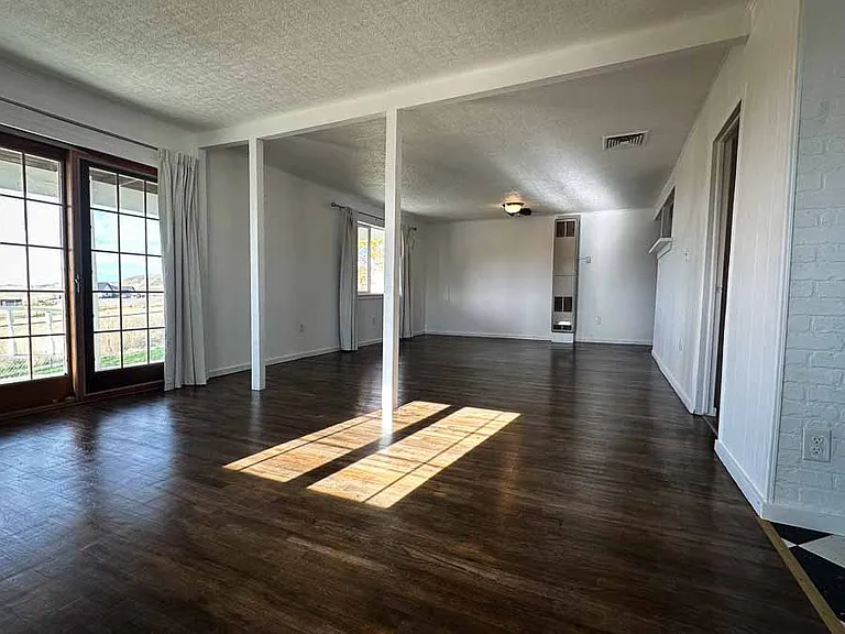 1606 Indian Creek Frontage Rd — Photo 4
