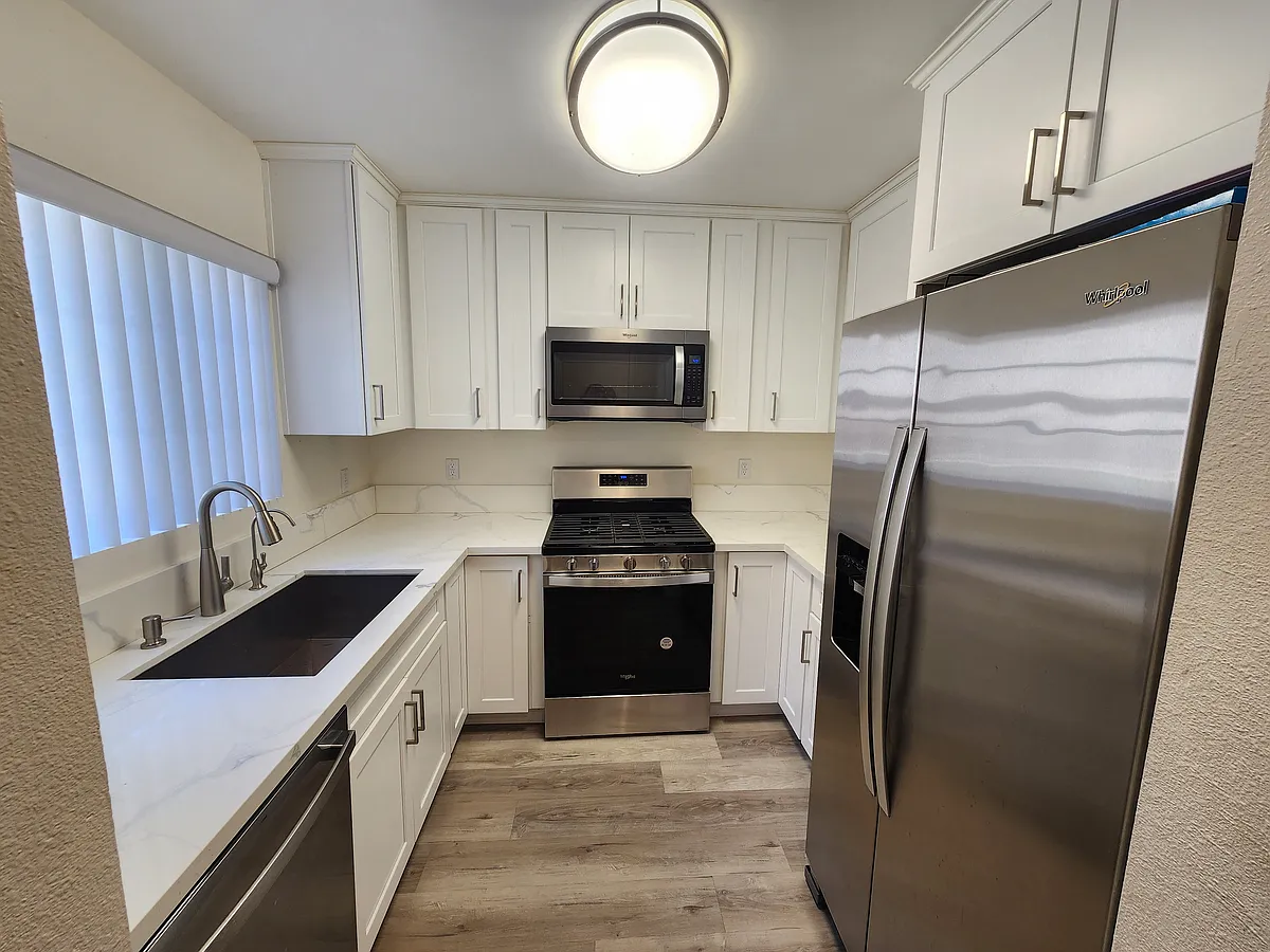 Building Photo - 1118 N Kenmore Ave #2