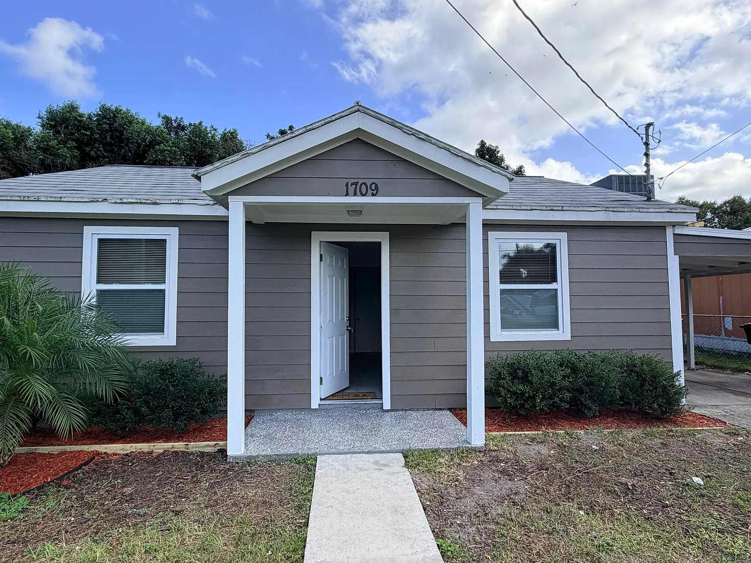 3 bed, 2.0 bath, 888 sqft, $2,100 — Photo 3